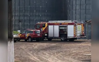 Equipe dos Bombeiros trabalha para resgatar corpo de trabalhador em silo