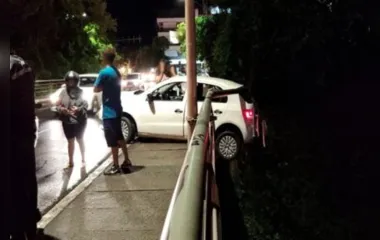Motorista alcoolizado perde controle do carro e deixa veículo pendurado em ponte  em Santa Catarina