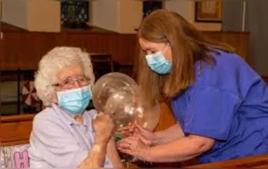 Idosa de 108 anos que sobreviveu a gripe espanhola é vacinada contra Covid