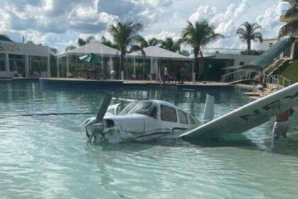 Avião cai na piscina de um resort e deixa feridos