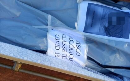 Caixão com corpo que tinha identificação de risco biológico por covid é achado em estrada