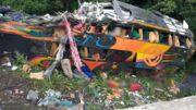 Sobe número de óbitos em acidente envolvendo ônibus no litoral; vídeo