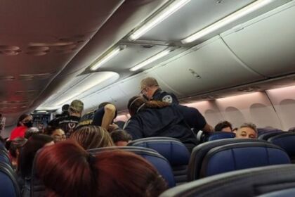 Homem com suspeita de Covid-19 morre em voo e passageiros se desesperam