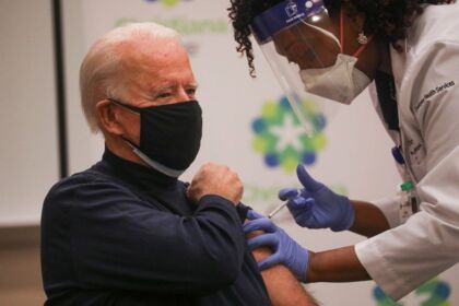 Presidente eleito dos Estados Unidos, Joe Biden, recebe 1ª dose da vacina