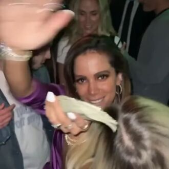 Anitta joga pilhas de dólar em balada com o rapper Tyga e cena pega mal