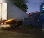 Caminhão bate em muro e invade terreno de casa em Londrina