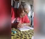 Criança de 10 anos ensina avós a ler e escrever; veja