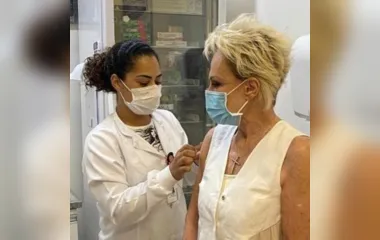 Ana Maria Braga recebe 1ª dose da vacina contra Covid-19