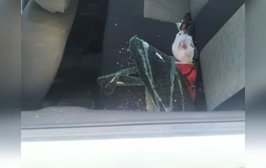 Danos: Carro estacionado no centro tem vidro quebrado