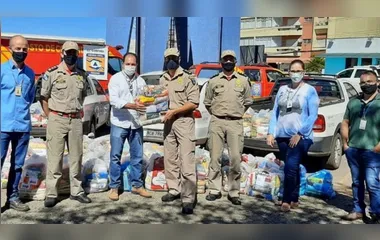 Funcionários da Sanepar doam duas toneladas de alimentos