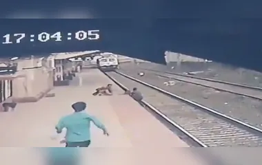 Homem resgata criança prestes a ser atropelada por trem
