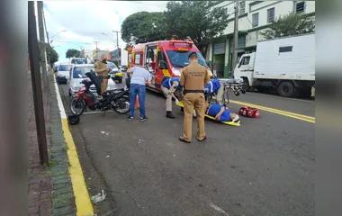 Homem sofre queda de moto nesta tarde na AV. Curitiba