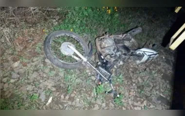 Motociclista morre após ser atingido por locomotiva