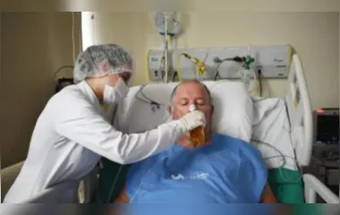 Paciente comemora alta com cerveja, após Covid-19