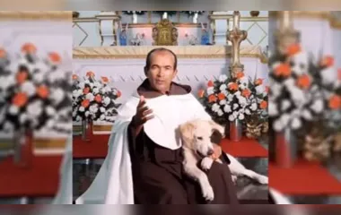 Padre viraliza na web ao celebrar missa ao lado de cãozinho