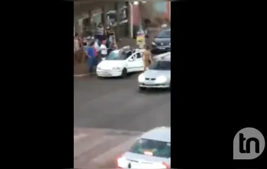 Pedestre fica em cima de carro após ser atropelado; veja