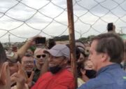 Bolsonaro retorna ao Alvorada após causar aglomeração