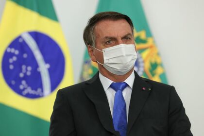 Em jantar, Bolsonaro promete acelerar vacinação contra covid