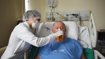 Paciente comemora alta com cerveja, após Covid-19
