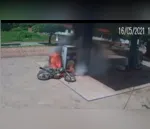 Motocicleta pega fogo em posto de combustíveis; Vídeo