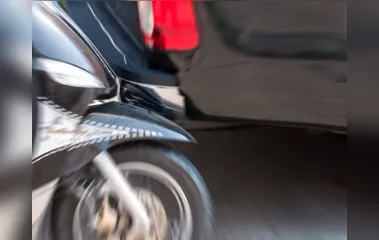 Homem abre porta de carro e derruba motociclista