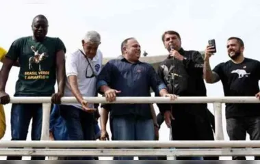 "Péssimo para o Brasil", diz Santos Cruz sobre Bolsonaro