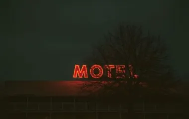 Policial acompanhado de 11 mulheres morre em quarto de motel
