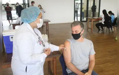 “Sensação de esperança”, diz Huck ao receber vacina da covid