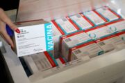 451,7 mil doses da AstraZeneca chegarão nesta semana ao PR