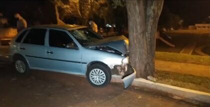 Carro atinge árvore no Pirapó e duas pessoas ficam feridas