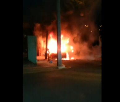 Homem incendeia o próprio carro após briga conjugal; veja
