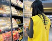 Procon apreende 400 itens vencidos em supermercado; assista