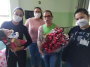Voluntária entrega rosas para mães internadas no Providência
