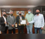 A entrega do certificado ao prefeito Furlan foi feita pelo presidente do Sindafep Osmar de Araújo Gomes