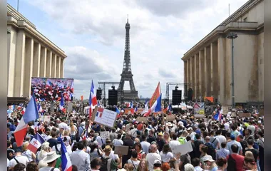 Franceses protestam contra a lei do passaporte sanitário