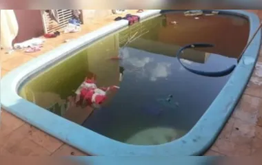 Menino de 2 anos morre afogado após cair em piscina