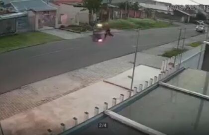 Câmera flagra homem caindo após tentar empinar moto