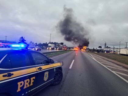 Caminhão-cegonha pega fogo na BR-116 nesta manhã