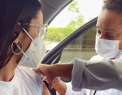 Campeã do BBB21, Juliette Freire, recebe vacina contra covid