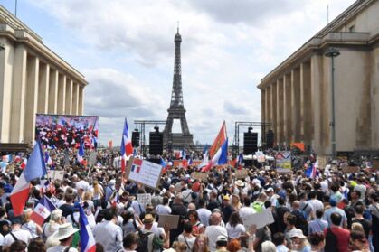 Franceses protestam contra a lei do passaporte sanitário