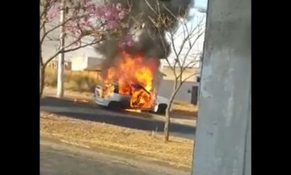 Homem queima o próprio carro para não ser guinchado