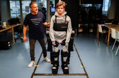 Pai constrói exoesqueleto para ajudar filho andar