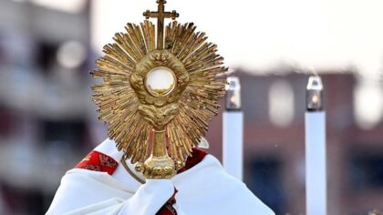 Vaticano pune arcebispo por negligência sobre abuso sexual