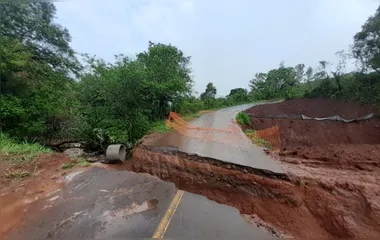 Chuva abre buraco e interdita rodovia de Godoy Moreira