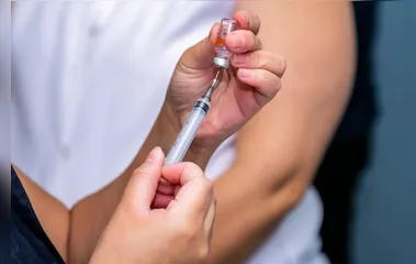 Adolescentes com 16 anos são vacinados em Apucarana