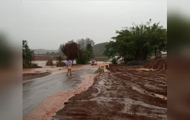 Chuva forte provoca alagamento na PR-650, em Godoy Moreira