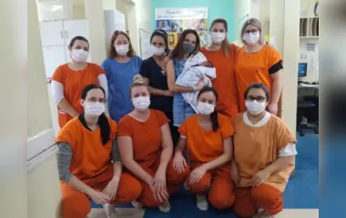 Mês do prematuro: mãe comemora alta médica de recém-nascido