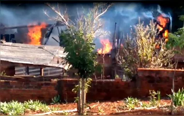 Casa de madeira pega fogo em Ivaiporã, família perdeu tudo