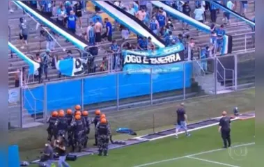 Torcida do Grêmio invade o gramado e destrói equipamentos