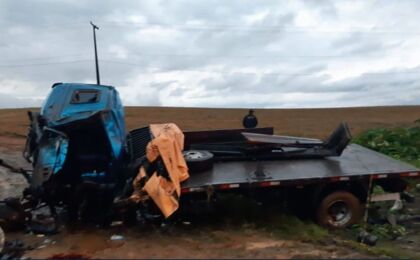 Motorista morre após caminhão tombar na BR-153, no Paraná